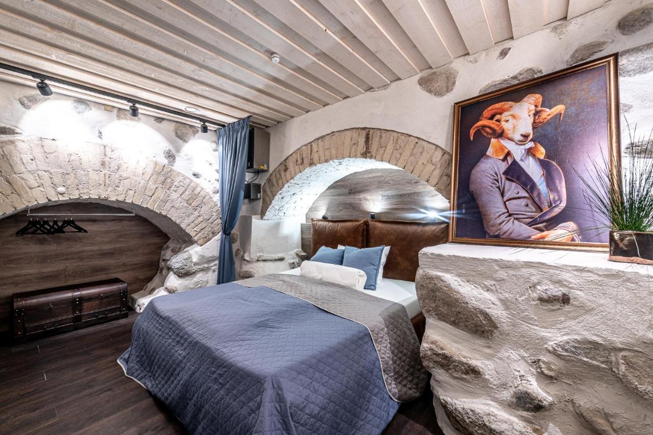 Unesco Hidden Arches - Restored 3 Bedroom Apartment In The Historic Pilies St. فيلنيوس المظهر الخارجي الصورة